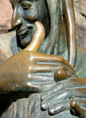 Gedenkstein Till-Eulenspiegel am Möllner Marktplatz - Bronzeskulptur, um 1960; Künstler Karlheinz Goedke.  Aberglaube, dass die Berühung der Eulenspiegelskulptur Glück bringt.