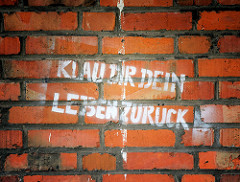 Graffiti auf rotem Ziegel - Silo im Hafen der Hansestadt Wismar: KLAU DIR DEIN LEBEN ZURÜCK.