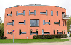 Moderne Architektur - mehrstöckiges rundes Wohnhaus - rote Fassade; Architekturbilder aus der Hansestadt Wismar.
