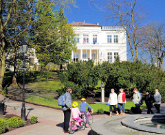Klassizistische Architektur in Międzyzdroje / Misdroy auf der Insel Wolin - Spaziergänger im Park.