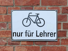 Schild Fahrradparkplatz nur für Lehrer - Lilienthalgymnasium in Anklam.