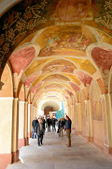Farbenprächtige Barockgemälde an der Decke vom Kreuzgang des Klosters Święta Lipka, Heiligelinde - Polen.