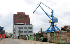 Speichergebäude und Kran - Hafen von Anklam an der Peene.