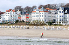 Strand von Heringsdorf, Usedom - Strandkörbe; Strandpromenade - Panorama, Bäderarchitektur - Spaziergänger am Meer.