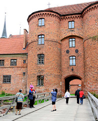 Eingang Domburg / Wehranlage - Holzbrücke über den Graben - Touristen fotografieren - Frauenburger Dom / Kathedrale Frombork - gotischer Backsteinarchitektur,