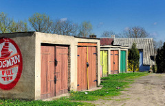 Garagen mit farbigen Holztoren - Haus mit Wellblechdach; Bilder aus Trzebiatow / Treptow an der Rega.