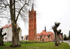 Im Bildzentrum der von  Karl Friedrich Schinkel entworfene Kirchturm der ehem. evangelischen Kirche, dahinter das alte Rathausgebäude.