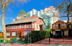 Alte Wohnhäuser, historischer Baustil - moderne Wohnblocks mit farbigen Balkonbrüstungen in Międzyzdroje / Misdroy (Polen); alt + neu.