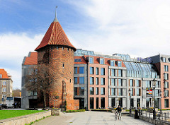 Historischer Ziegelturm / Stadtbefestigung Danzig - moderne Neubauten - Glasfassade; alt + neu.