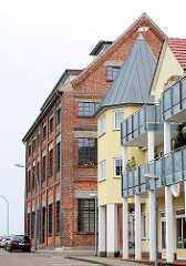 Alt + Neu; Neubauten und historische Architektur; Schlossinsel in Wolgast - historische Industriearchitektur - modernes Wohnhaus mit Balkons und Turm.