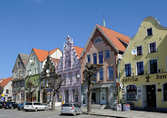 Historische Hausfassaden, Bürgerhäuser am Marktplatz von Trzebiatow / Treptow an der Rega; restauriert - farbige Fassaden.