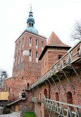 Wehranlage - Mauer mit Turm und Bastei; Glockenturm / Campanile,  Radziejowski-Turm aus dem 17. Jahrhundert -  Domburg - Frauenburger Dom / Kathedrale Frombork - gotischer Backsteinarchitektur, errichtet 1329 - 1388.