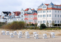Strand von Heringsdorf, Usedom - Strandkörbe; Strandpromenade - Panorama, Bäderarchitektur.