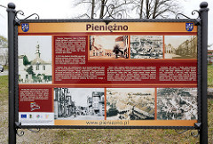 Schild mit historischen Ansichten der Stadt Mehlsack / Pieniężno, Polen.