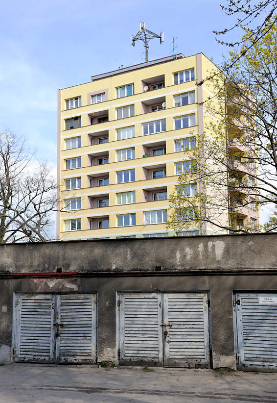 Hansestädte: Foto „Hochhaus mit gelber Fassade, Wohnhaus - alte