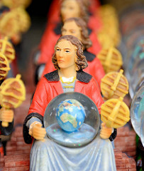 Souvenirverkauf in der Domburg zu Frombork  / Frauenburg - der  Domherr Nicolaus Copernicus wird als Plastikfigur zum Verkauf angeboten - der Astronom entwickelte in Frauenburg seine Theorie des Heliozentrischen Weltbilds.