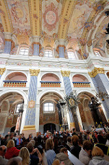 Kircheninneres der barocken Kirche Święta Lipka, Heiligelinde - Polen. Kirchenbesucher auf Kirchenbänken - prächtige Deckenmalerei.