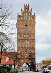 Steintor in Anklam - Wahrzeichen der Hansestadt;  das 32 m hohe Stadttor entstand um 1450.