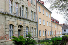 Historische und Neu / Altbauten mit bröckelndem Putz - Neubauten mit farbig verputzter Fassade in Anklam.