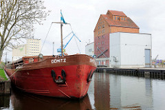 Binnenhafen der Hansestadt Anklam - Speichergebäude, Hafenkran - das Binnenschiff DÖMITZ liegt am Kai.