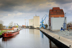 Binnenhafen der Hansestadt Anklam - Speichergebäude, Hafenkran - das Binnenschiff DÖMITZ liegt am Kai.