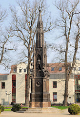 Platz mit Rubenow-Denkmal vor dem Universitätshauptgebäude in Greifswald - das neugotische Denkmal wurde vom Schinkelschüler August Stühler 1856 entworfen.