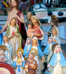 Marienfiguren in Plastik - Plastikfigur Jesus / Maria mit dem Jesuskind - Souvenirverkauf in Święta Lipka, Heiligelinde - Polen.