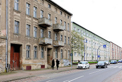 Renovierungsbedürftige Altbauten - Wohnblocks neben Neubauten - Architektur in Anklam / Mecklenburg-Vorpommern.