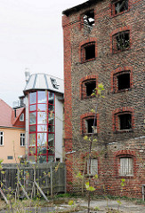Altes leerstehendes Speichergebäude am Hafen von Greifswald - Backsteinfassade; historische Industriearchitektur; der 1902 erbaute Speicher wird abgerissen.
