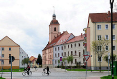 Wohnblocks - mehrstöckige Wohnhäuser in Anklam, Mecklenburg-Vorpommern - Kirchturm der Garnisonskirche,Die ehem. Heilig-Geist-Kirche / Barockkirche wurde 1738 erbaut; sie wird jetzt als Wohnaus genutzt.