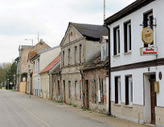 Alte Wohnbebauung - renoviert und unrenoviert; Strasse am Hafen der Hansestadt Anklam.