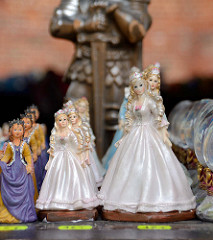 Souvenirverkauf in der Domburg zu Frombork - Plastikprinzessinen in unterschiedlichen Größen werden zum Verkauf angeboten.