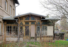 Alte verfallene Veranda - Holzschnitzereien; Architektur in Anklam.