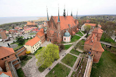Blick auf den Frauenburger Dom / Kathedrale Frombork - gotischer Backsteinarchitektur, errichtet 1329 - 1388; barocke Salvatorkapelle. Im Hintergrund die Stadt und die Ostsee.