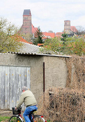 Alte Garage - Kirchtürme von Anklam; lks. die Marienkirche - re. die Nikolaikirche.