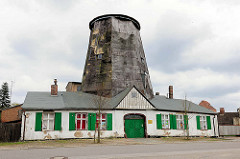 Peendammmühle, Holländerwindmühle von 1728 in Anklam - Dachholländer: die Windmühle ist auf ein Wohnhaus aufgesetzt.