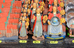 Souvenirs in der Domburg zu Frombork  / Frauenburg - der  Domherr Nicolaus Copernicus wird als Plastikfigur in unterschiedlichen Grössen zum Verkauf angeboten - der Astronom entwickelte in Frauenburg seine Theorie des Heliozentrischen Weltbilds.