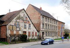 Alte renovierungsbedürftige Architektur  in der Hansestadt Anklam - Fachwerkgebäude und zweistöckige Wohnblocks.