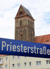 Strassenschild Priesterstrasse in Anklam - Kirchturm der gotischen Marienkirche.