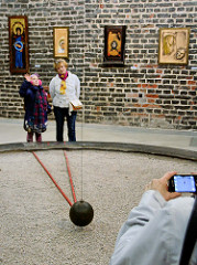 Besucher beobachten im Glockenturm / Campanile - Radziejowski-Turm in der Domburg von Frombork - Frauenburg den  Foucaultsches Pendel -  langes Fadenpendel mit einer großen Pendelmasse, mit dessen Hilfe die Erdrotation anschaulich nachgewiesen werden