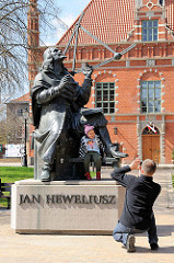 Denkmal für den Astronomen Johannes Hevelius vor dem Altstädter Rathaus in Danzig.