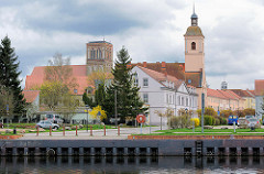 Blick über das Hafenbecken von Anklam zur Nikolaikirche und Garnisonskirche. Die ehem. Heilig-Geist-Kirche / Barockkirche wurde 1738 erbaut; sie wird jetzt als Wohnaus genutzt.