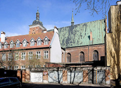 Seitenansicht Kirche des hl. Jakob in Danzig erbaut im 17. Jahrhundert; Wohnhäuser und Garagen.