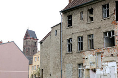 Leerstehendes Wohnhaus - Kirchturm der Marienkirche aus dem 13. Jahrhundert in Anklam.