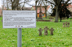 Kriegsgräberanlage Anklam; Hinweisschild - Friedhofsordnung.