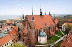 Blick auf den Frauenburger Dom / Kathedrale Frombork - gotischer Backsteinarchitektur, errichtet 1329 - 1388; barocke Salvatorkapelle. Im Hintergrund die Stadt und die Ostsee.