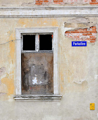 Vernageltes Fenster - Hausfassade mit bröckelndem Putz - Strassenschild Parkallee in Anklam.