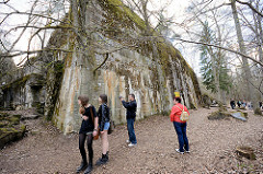 Touristen auf dem Gelände der Wolfsschanze  /  Wilczy Szaniec - sie besichtigen einen zerstörten Bunker.