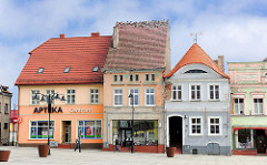 Historische Gebäude, unterschiedlicher Architekturstil am Marktplatz von Darłowo / Rügenwalde, Polen.