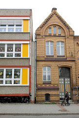 Historische und moderne Architektur in Greifswald - Altbau + Neubau; unterschiedliche Architekturstile.